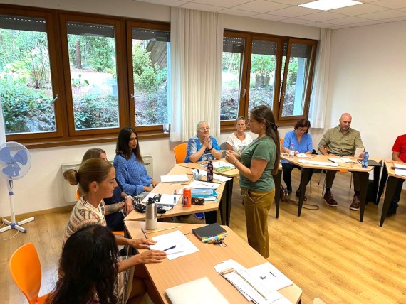 Stella Lentini in aula con gli alunni del corso di geobiologia