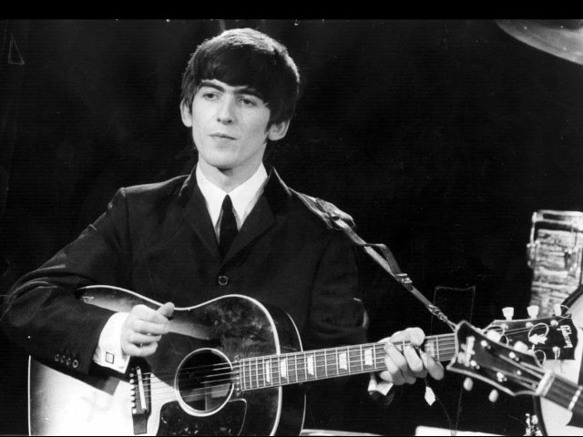 L'ex chitarrista dei Beatles George Harrison mentre suona la chitarra